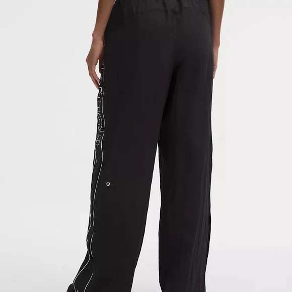 NWT Lululemon Crinkle Nylon Mid-Rise Track Pant
Wordmark - Picture 2 of 8